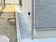 犬走り 防犯砂利敷き バラス砕石 防草シート加工