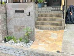 玄関アプローチ 床石貼り 乱形石 石英岩