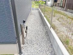 犬走り 防犯砂利敷き バラス砕石 防草シート加工