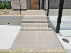 玄関アプローチ 床タイル貼り LIXIL グレイスランド