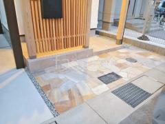玄関アプローチ 床石貼り 乱形石 石英岩