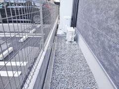 犬走り 防犯砂利敷き バラス砕石 防草シート加工