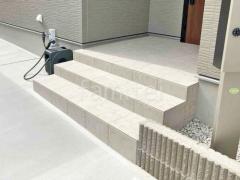 玄関アプローチ階段 床タイル貼り LIXIL グレイスランド